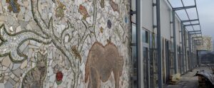 Мозаїка на фасаді Obriy у Татарові. 